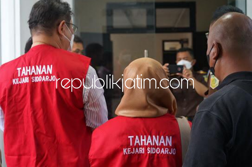 DITAHAN - Dua tersangka perpajakan, ATS dan BR diserahkan penyidik Kanwil DJP Jatim II ke Jaksa Penuntut Umum (JPU) Kejari Sidoarjo untuk ditahan ke Lapas Kelas II A Sidoarjo pekan kemarin.