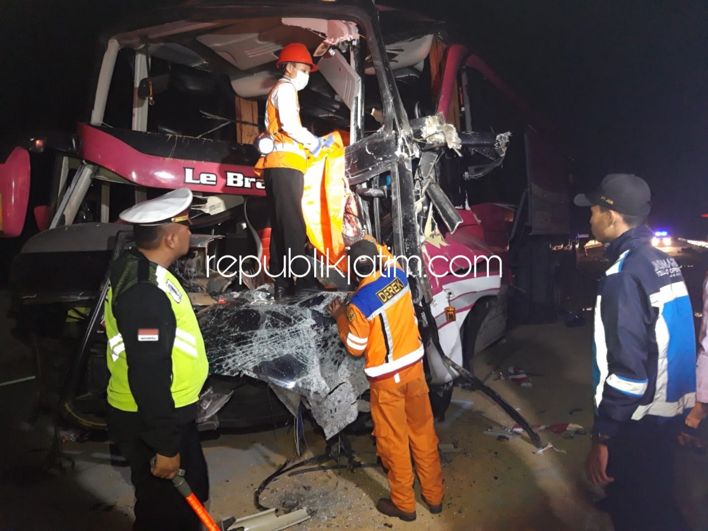 HANCUR - Petugas mengevakuasi jenazah kenek bus Subur Jaya bernopol K 1627 FW, Kaswadi yang tewas usai menabrak truk gandeng bernopol S 8193 UW di tol Ngawi - Solo, Jumat (14/12/2018) dini hari.