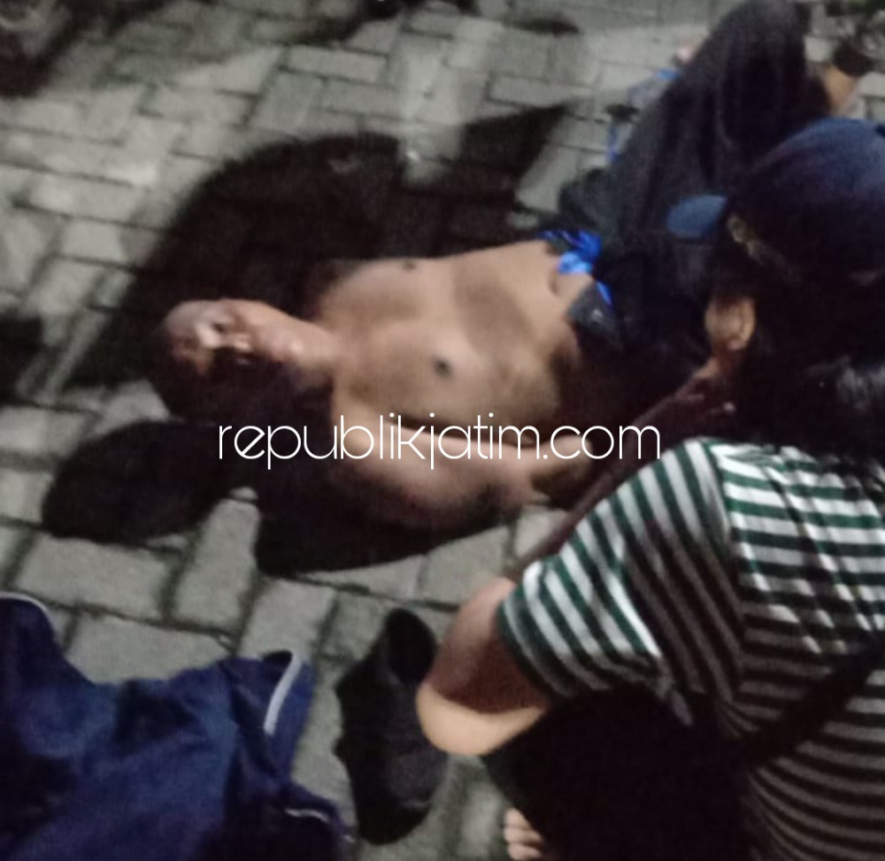 TERTANGKAP - Maling sepeda angin Muhammad Toni warga Desa Katerungan, Kecamatan Krian, Sidoarjo yang nyaris di massa penghuni perumahan Mandiri Recidence, Minggu (13/11/2021) malam.