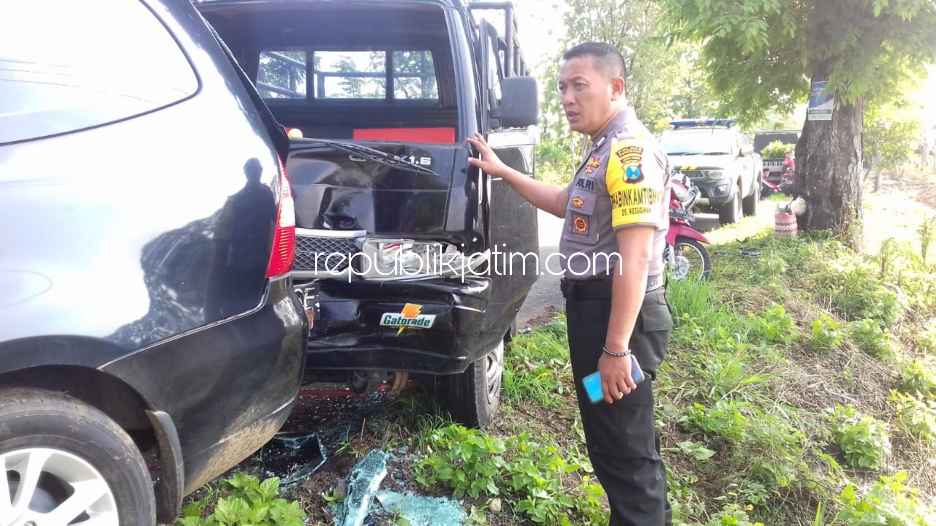 TABRAKAN BERUNTUN - Polisi menggelar olah TKP kecelakaan yang melibatkan tiga mobil hingga menyebabkan dua korban dilarikan RSUD dr Hardjono, Ponorogo, Minggu (15/12/2019).