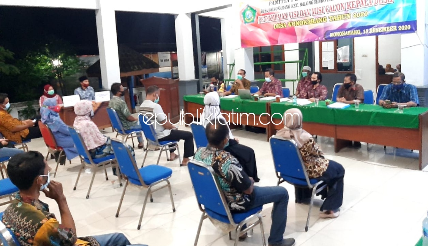 VISI MISI - Dua Cakades Wonokarang, Kecamatan Balongbendo menyampaikan visi dan misi di Pendopo Balai Desa Wonokarang, Kecamatan Balongbendo, Sidoarjo, Selasa (15/12/2020) malam.