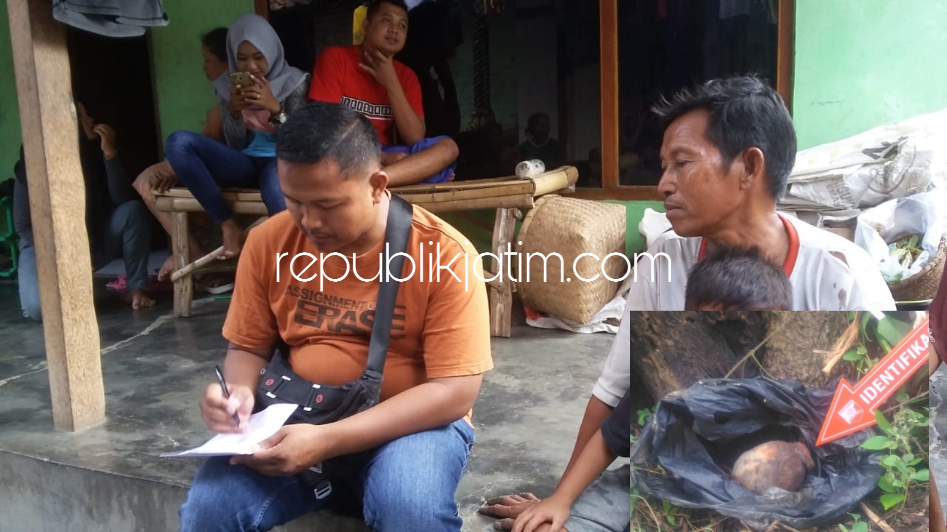 SAKSI - Petugas memintai keterangan Miskan (57) warga Dusun Santren, Desa Nambangrejo, Kecamatan Sukorejo, Ponorogo terkait temuan bandul lampu kuno yang dikira granat, Minggu (16/12/2018).