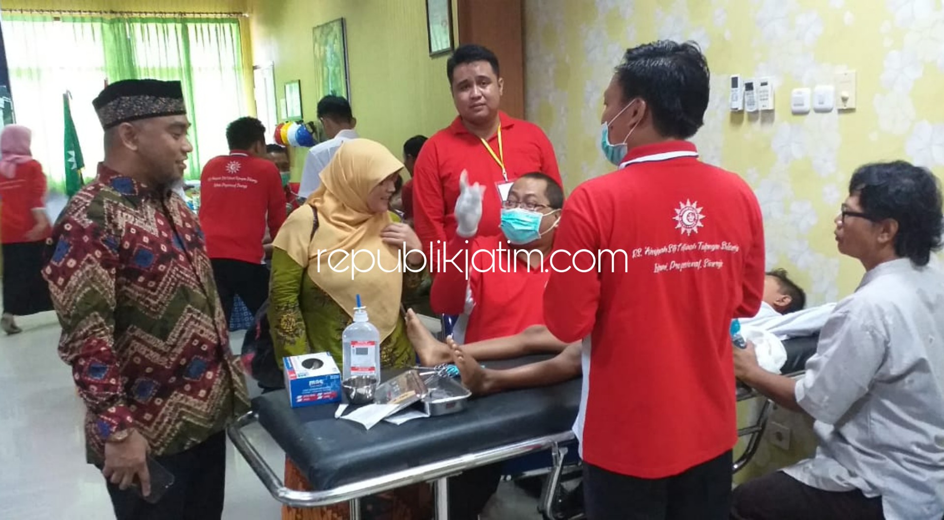 KHITAN - Direktur RS Aisyiyah Siti Fatimah Tulangan, dr Tjatur Prijambodo MKes mengecek kondisi anak-anak yang mengikuti khitan massal dalam acara Milad RS Aisyiyah Siti Fatimah ke 29 tahun, Minggu (15/12/2019).