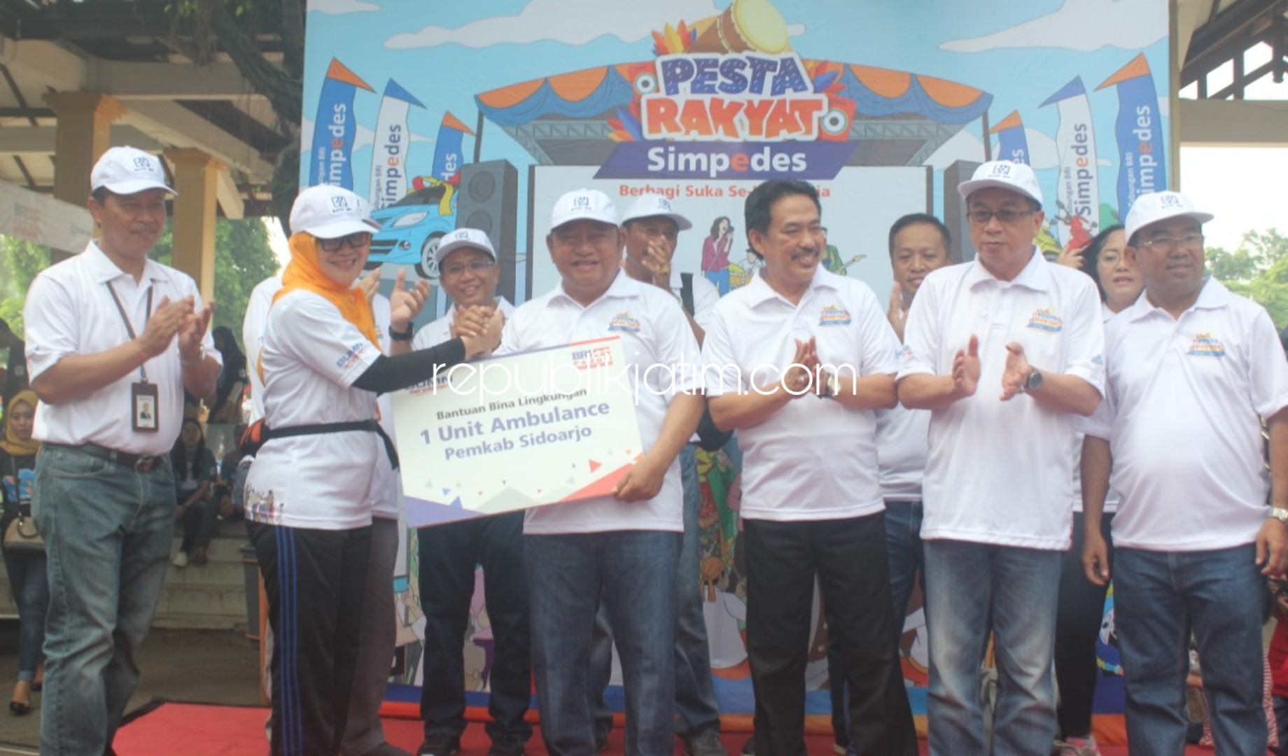 BANTUAN - Bupati Sidoarjo, Saiful Ilah menerima bantuan 1 unit ambulance dari BRI Cabang Sidoarjo, Sabtu (14/12/2019). 