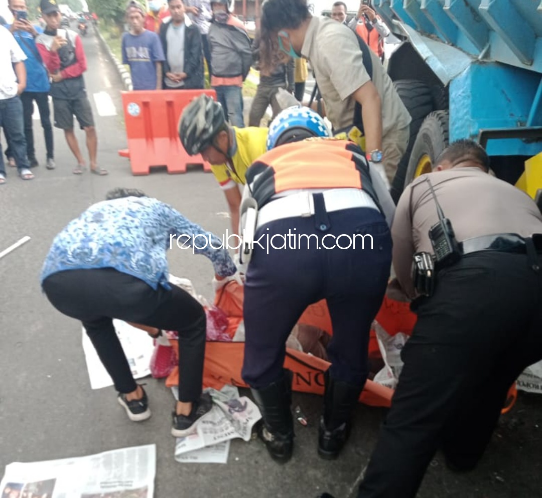 EVAKUASI - Petugas dan warga mengevakuasi pengendara motor Yamaha Mio bernopol L 5390 FN, Samiasih (30) warga Desa Kebonsari, Kecamatan Candi, Sidoarjo di traffic light Candi usai tertabrak truk bernopol W 8437 UT, Kamis (17/12/2020).