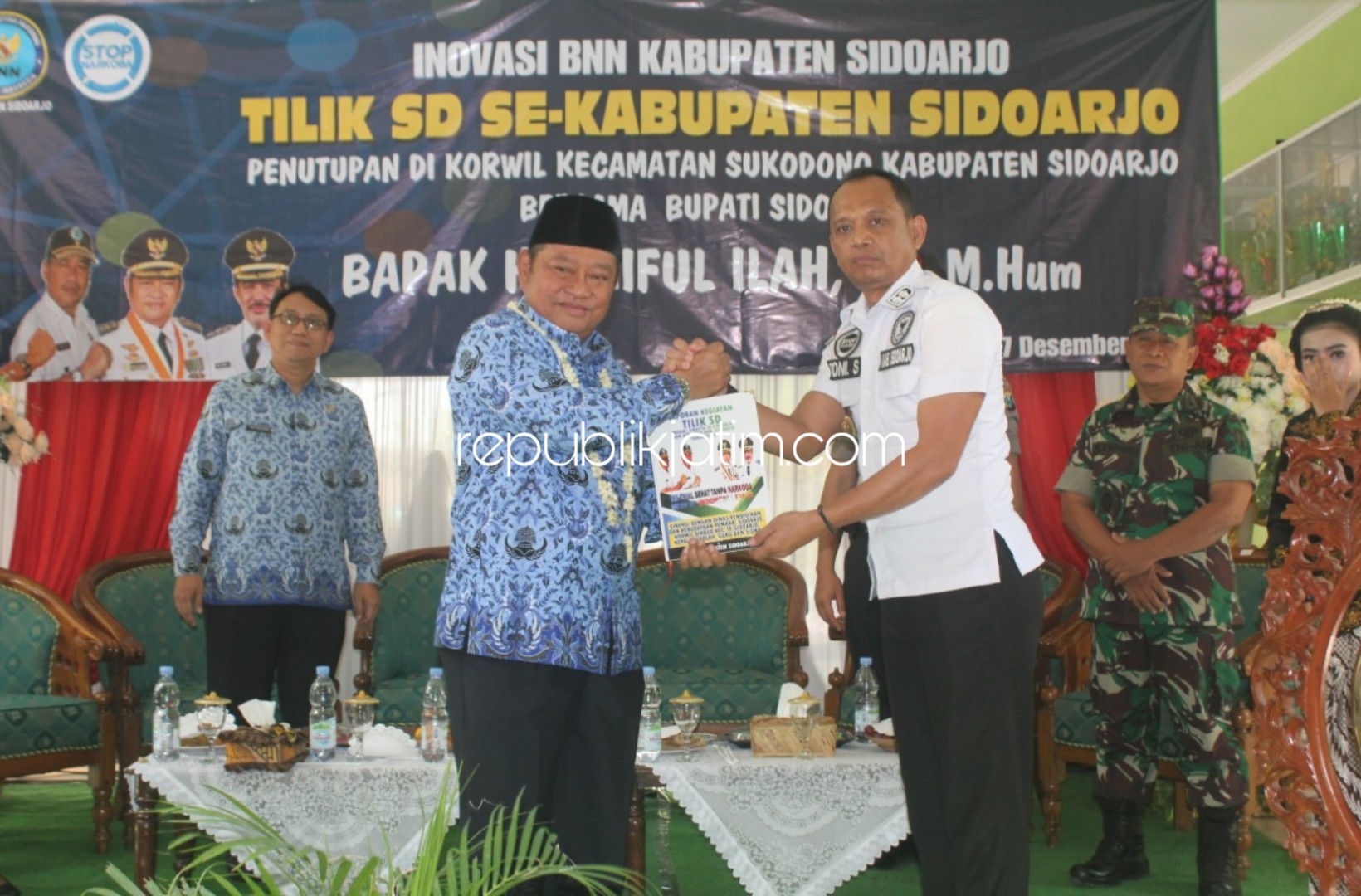 KUNJUNGAN - Bupati Sidoarjo, Saiful Ilah menghadiri sosialisasi bahaya narkoba yang dikemas dalam program Tilik SD se Sidoarjo bersama BNN Sidoarjo yang digelar di SDN Jumputrejo, Kecamatan Sukodono, Sidoarjo, Selasa (17/12/2019).