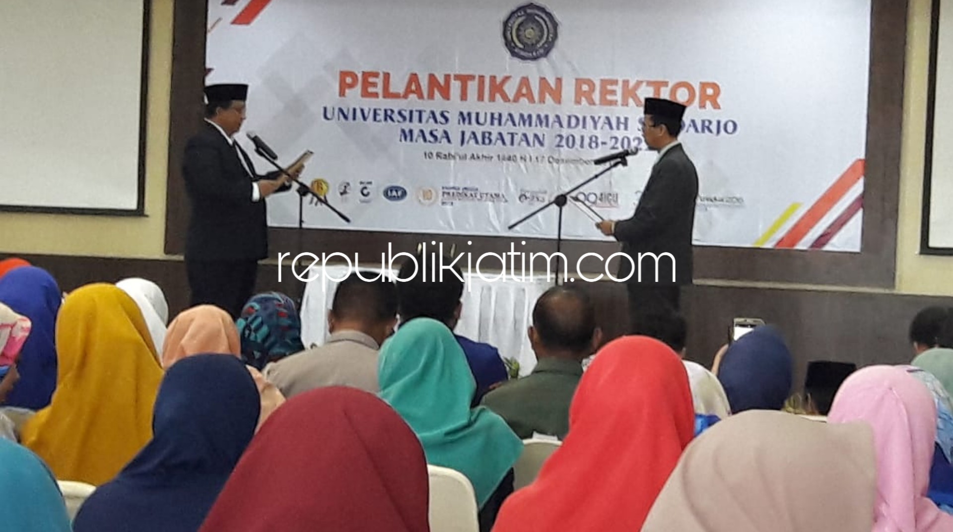 DILANTIK - Rektor Umsida, Dr Hidayatulloh dilantik pengurus PP Muhammadiyah untuk kali kedua menjabat Rektor Umsida periode 2018 -2022 di Aula FEB Umsida, Senin (17/12/2018).