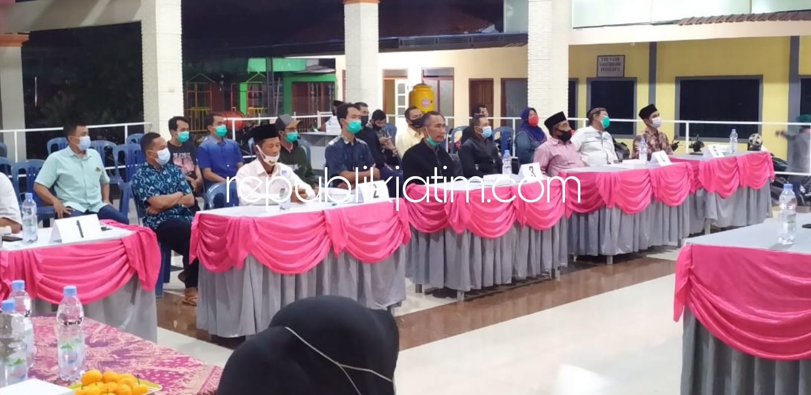 VISI DAN MISI - Lima Cakades Bakungpringgondani, Kecamatan Balongbendo, Sidoarjo menyampaikan visi dan misi di Pendopo Balai Desa setempat, Selasa (16/12/2020) malam.