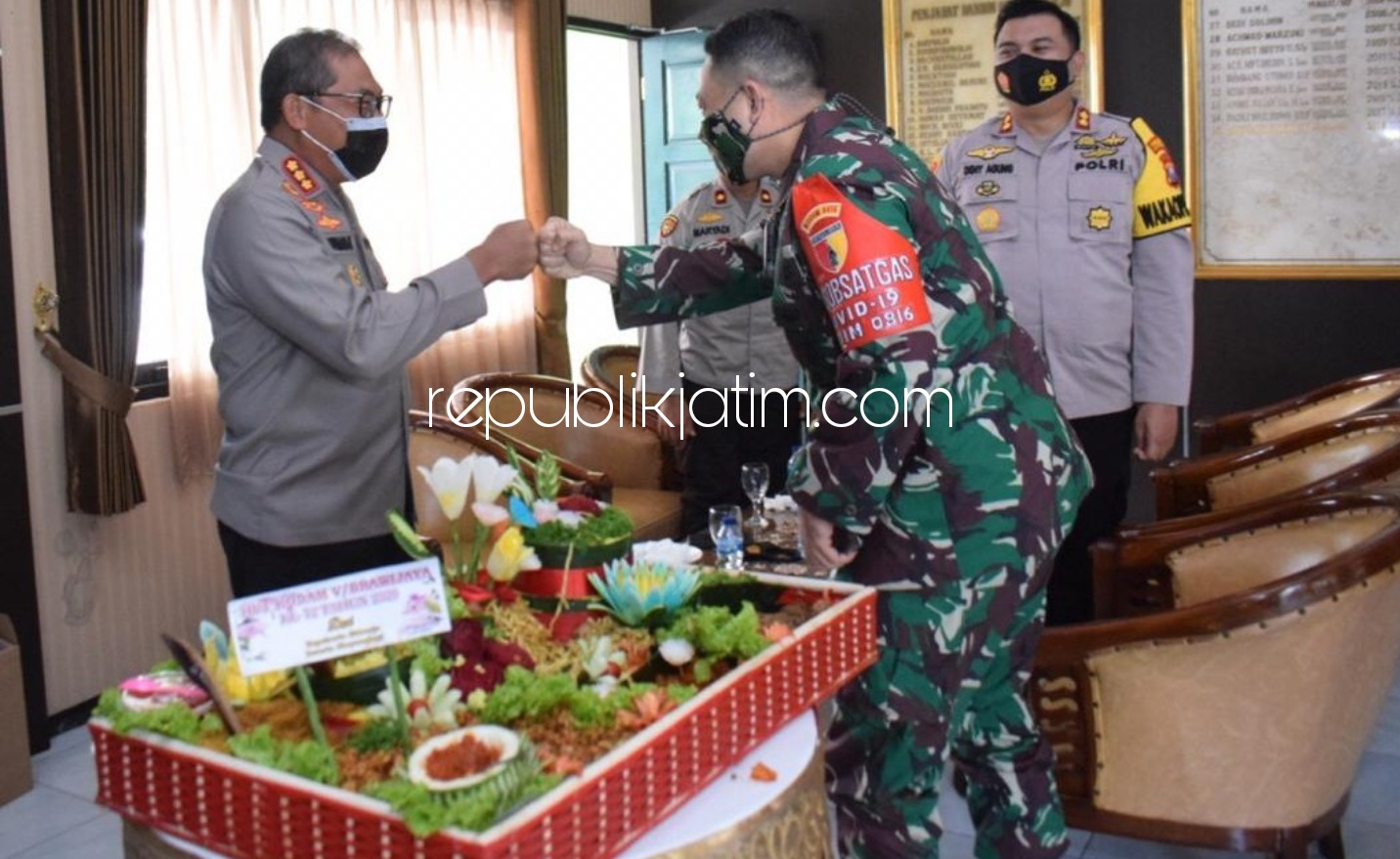 KEJUTAN - Rombongan pejabat utama Polresta dipimpin Kapolresta Sidoarjo, Kombes Pol Sumardji mendatangi Kodim 0816 membawa kue tart dan tumpeng untuk memberi kado peringatan ulang tahun ke-72 Kodam V Brawijaya setiap 17 Desember, Kamis (17/12/2020).