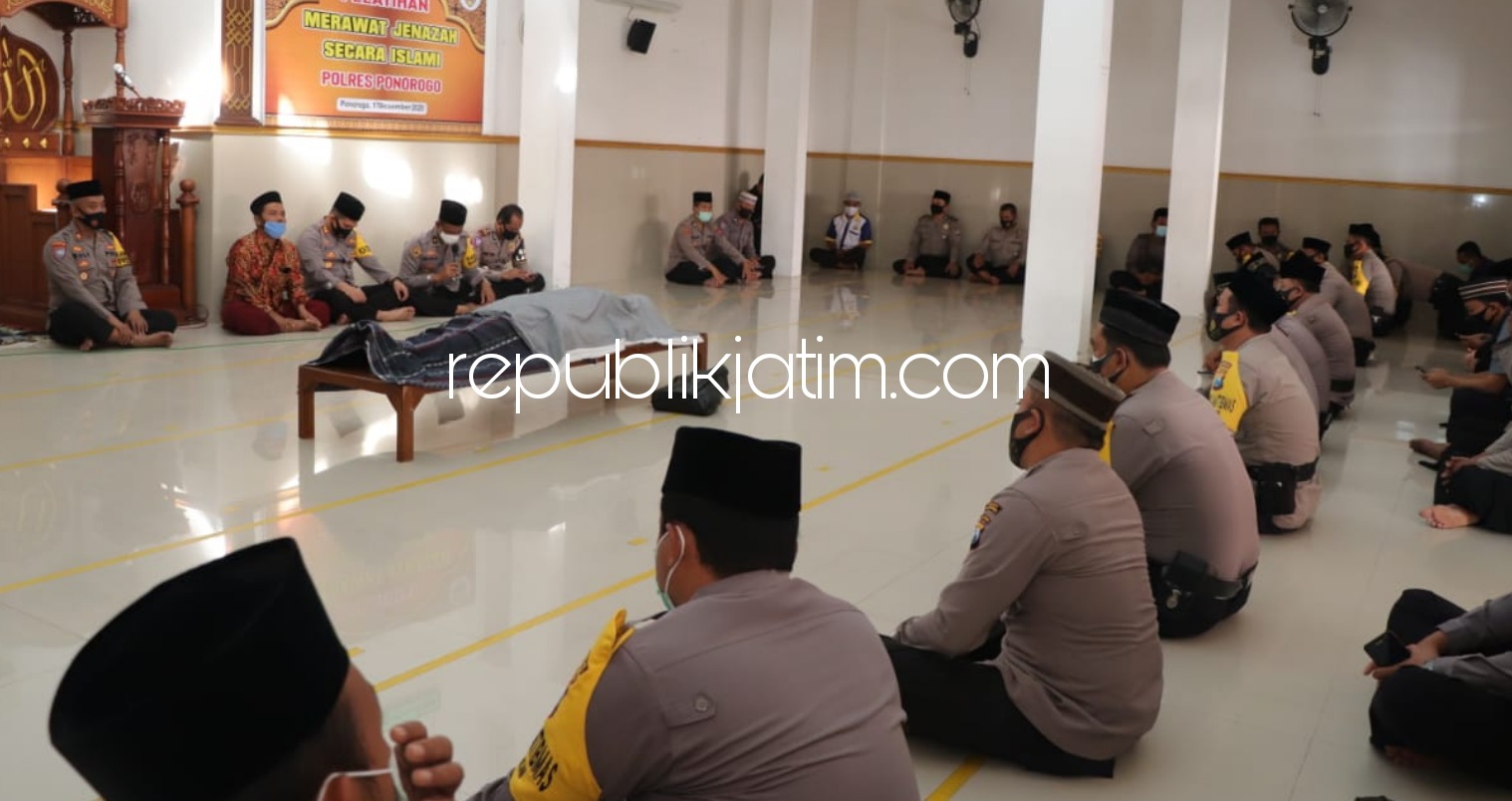 SIMULASI - Semua peserta pelatihan dengan runtut mengikuti pelatihan merawat jenazah di masjid Polres Ponorogo, Kamis (17/12/2020).
