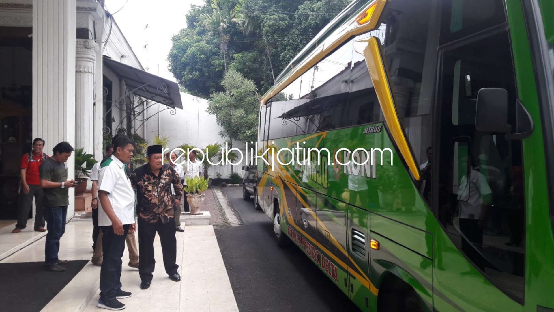 CEK - Bupati Sidoarjo, Saiful Ilah didampingi Ketua KONI Sidoarjo, M Franki Efendi mengecek kondisi bus operasional baru untuk KONI Sidoarjo di Pendopo Delta Wibawa Sidoarjo, Selasa (18/12/2018).