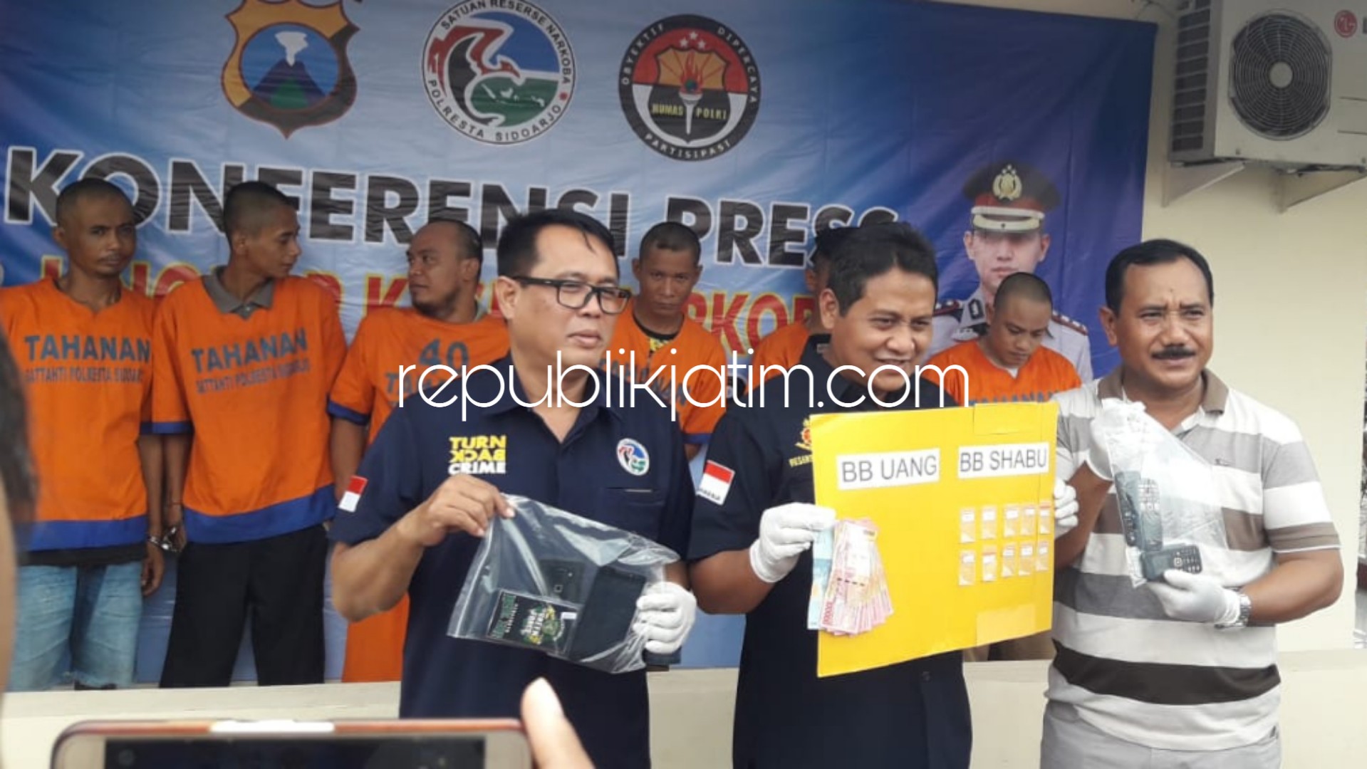 PENGEDAR - Hanya dalam sepekan Satuan Reskoba Polresta Sidoarjo berhasil menangkap 8 tersangka pengedar narkoba beserta barang buktinya, Selasa (18/12/2018).