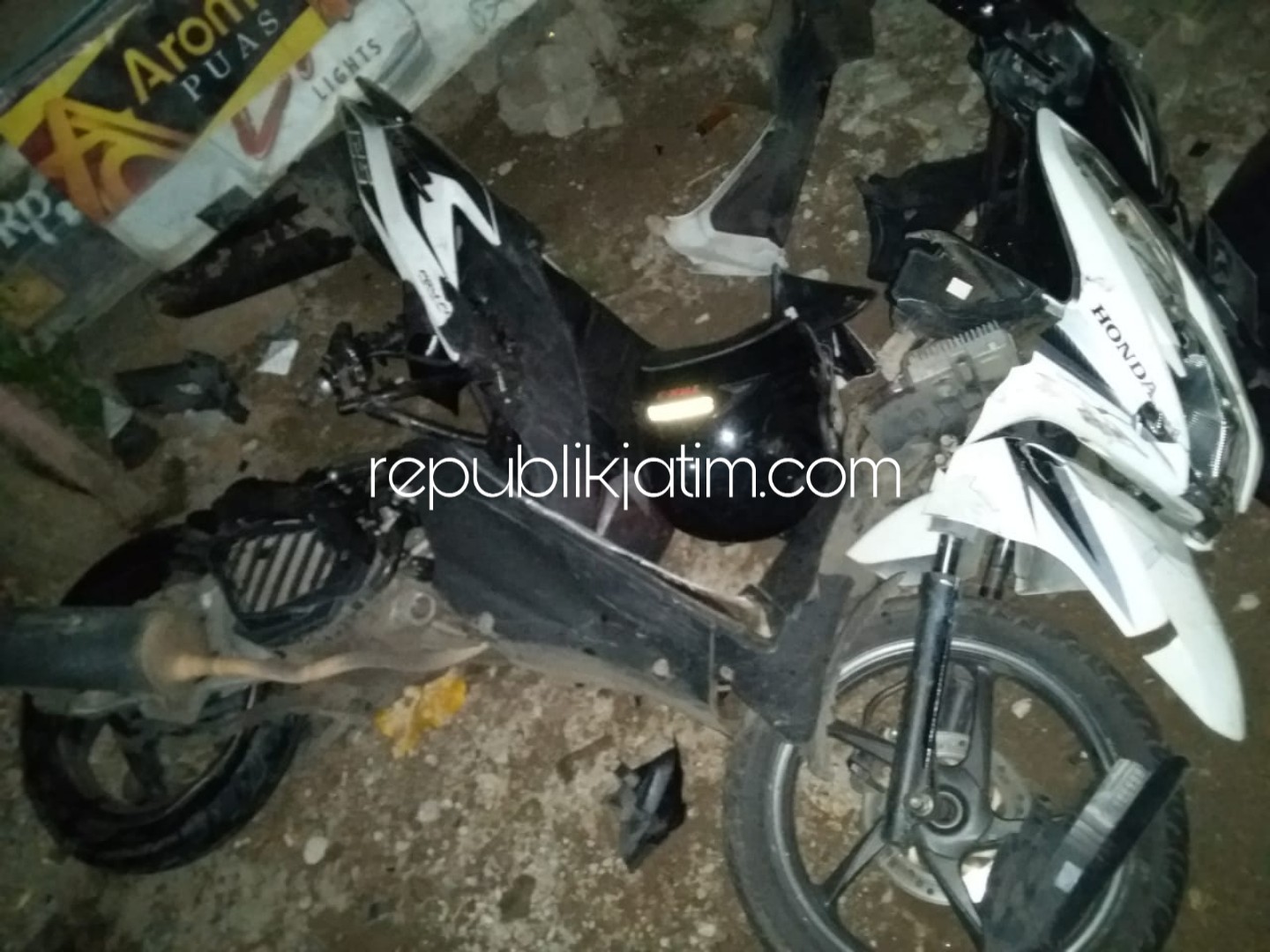 HANCUR - Kondisi motor Vario tampak hancur usai ditabrak mobil sedan di JL Raya Desa Plampitan, Kecamatan Jenangan, Ponorogo, Senin (17/12/2018) malam.