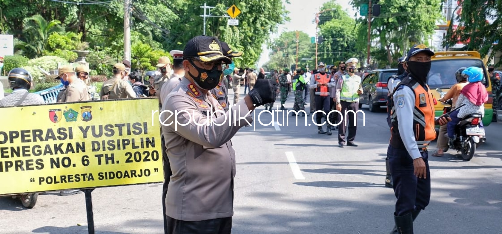 OPERASI - Kapolresta Sidoarjo, Kombes Pol Sumardji memimpin operasi yustisi protokol kesehatan di Alun-Alun Sidoarjo, Jumat (18/12/2020).