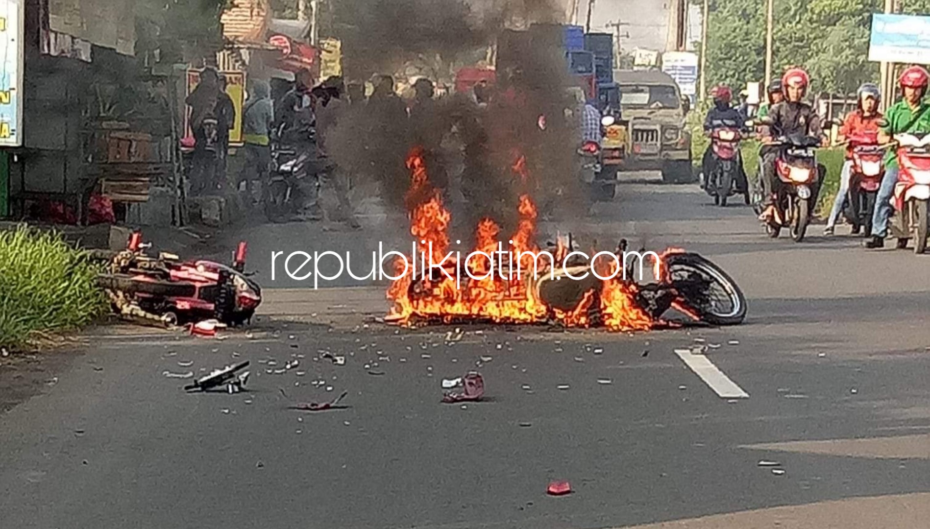 TERBAKAR - Kondisi motor Honda Megapro bernopol W 2197 NY ludes terbakar usai bertabrakan dengan motor Suzuki Satria bernopol W 2413 TW di JL Raya Gedangan - Sukodono, Desa Keboananom, Kecamatan Gedangan, Sidoarjo, Rabu (19/12/2018).