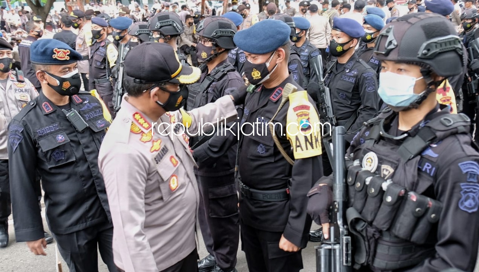 TERJUNKAN - Polresta Sidoarjo menerjunkan sebanyak 2.325 pasukan untuk pengamanan Pilkades Serentak di 173 desa di Sidoarjo yang bakal digelar 20 Desember 2020. Tampak pasukan saat apel pelepasan di GOR Sidoarjo, Sabtu (19/12/2020).