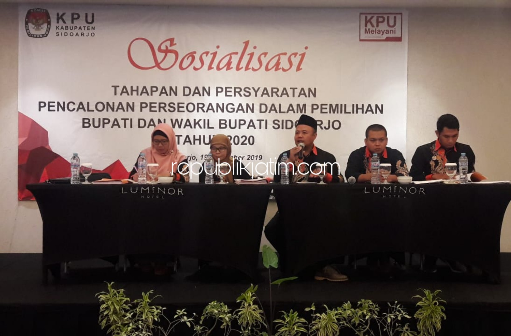 SOSIALISASI - Ketua KPU Sidoarjo, M Iskak menggelar sosialisasi tahapan dan persyaratan pencalonan perseorangan dalam Pemilihan Bupati dan Wakil Bupati Sidoarjo Tahun 2020 di Hotel Luminor, Sidoarjo, Kamis (19/12/2019) sore.