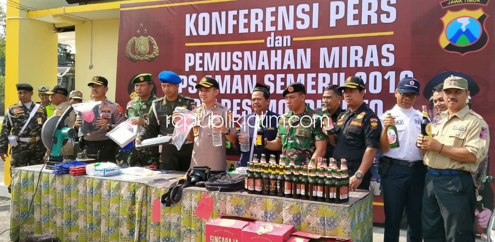 BARANG BUKTI - Kapolres Mojokerto, AKBP Setyo K Heriyatno menunjukkan barang bukti ratusan barang bukti yang bakal dimusnahkan usai Gelar Pasukan Operasi Lilin Semeru 2019, Kamis (19/12/2019).