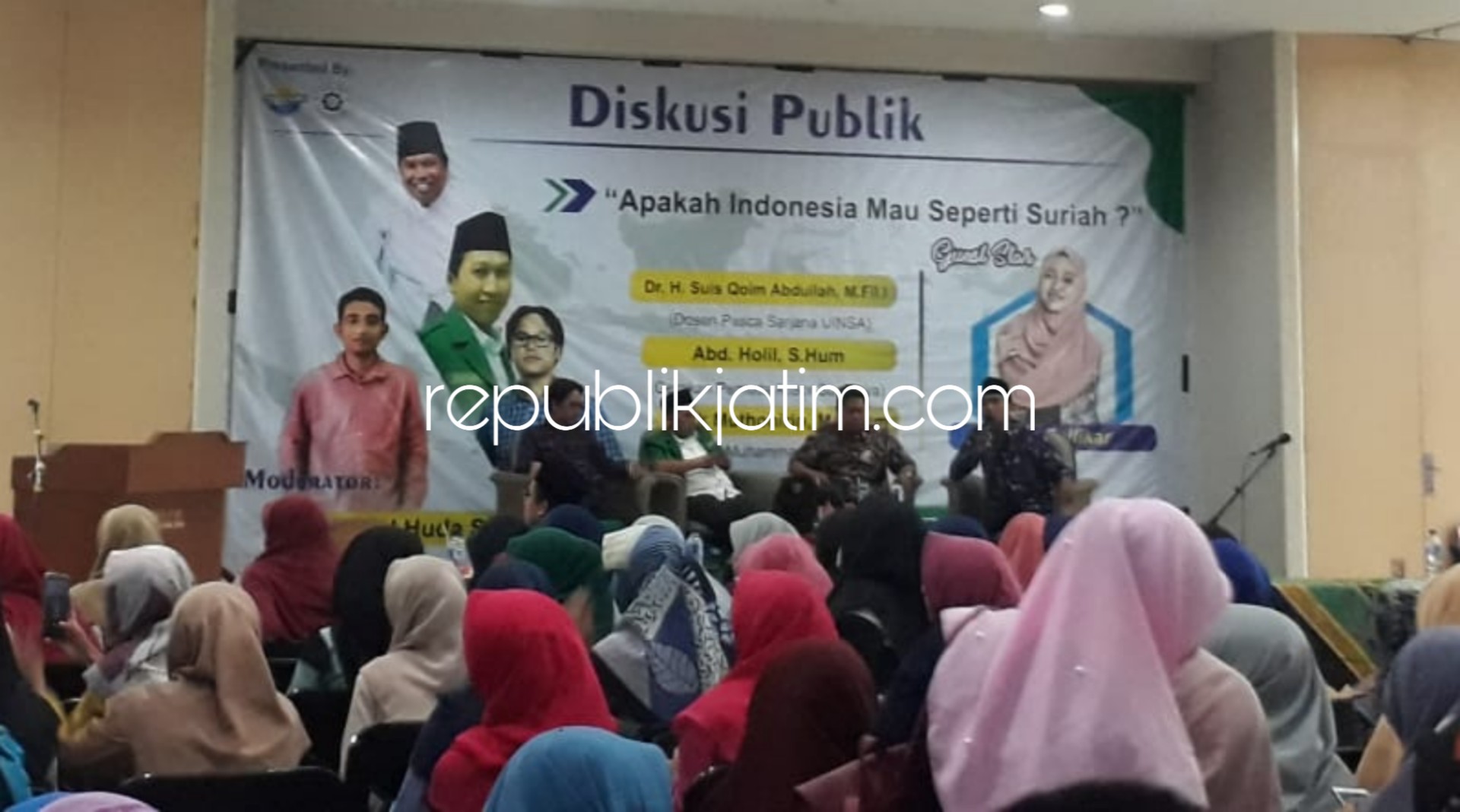 PUBLIK - Diskusi Publik yang digelar LKSP di Aula Universitas Islam Negeri Sunan Ampel (UINSA) bertema "Apakah Indonesia Mau Seperti Suriah?" menarik perhatian peserta, Rabu (19/12/2018).