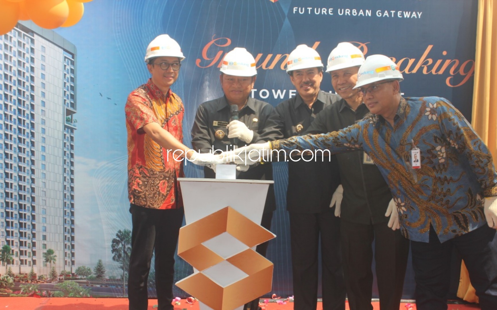 GROUND BREAKING - Ground Breaking Safira City Apartemen Superblok ditandai penekanan tombol sirine Bupati Saiful Ilah, Wabup Nur Ahmad Syaifuddin dan Dirut Chalidana Group, Moch Ilyas di JL KH Ali Mas'ud, Pagerwojo, Buduran, Sidoarjo, Kamis (19/12/2019).