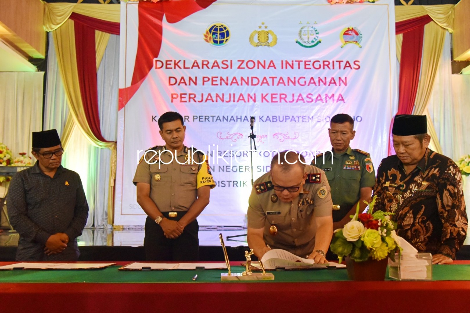ZONA INTEGRITAS - Kepala BPN Sidoarjo, Humaidi menandatangani Pakta Zona Integritas Wilayah Bebas Korupsi (WBK) dan Wilayah Birokrasi Bersih Melayani (WBBM) di Heritage Of Handayani KNV Sidoarjo, Selasa (18/12/2018) sore.