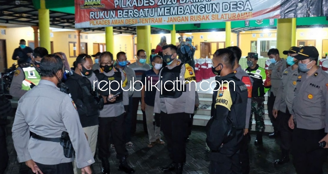 CEK - Kapolresta Sidoarjo, Kombes Pol Sumardji mengecek sejumlah TPS Pilkades Serentak untuk memastikan kesiapan pelaksanaan Pilkades, Minggu (20/12/2020).