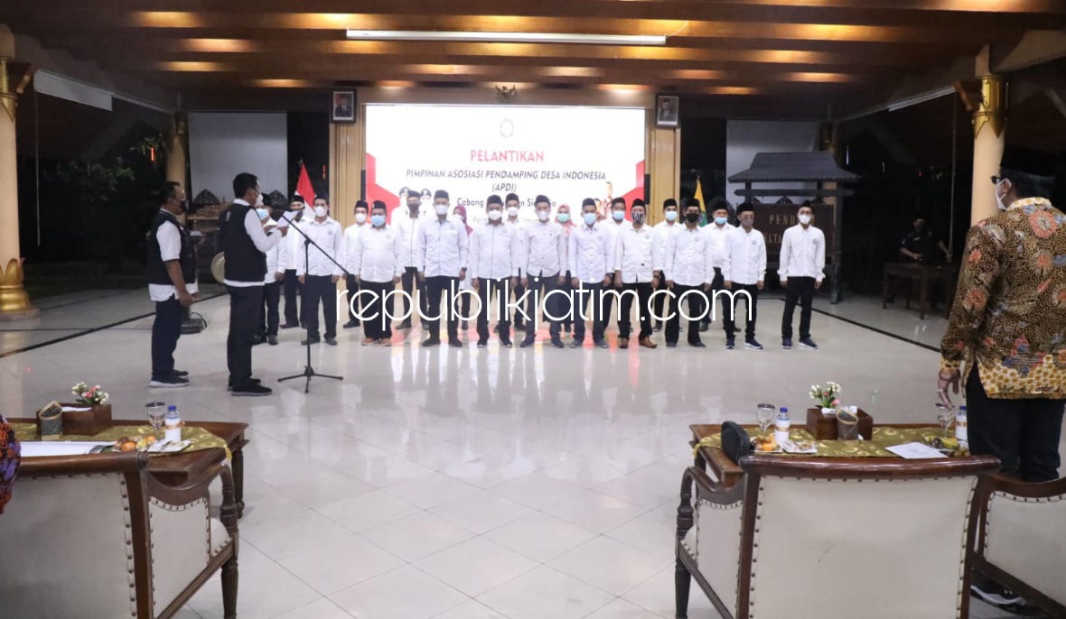 LANTIK - Ketum APDI Jatim Miftakhul Munir melantik anggota pengurus APDI Kabupaten Sidoarjo disaksikan Bupati Sidoarjo Gus Muhdlor dan Kadis PMD Sidoarjo Mulyawan serta jajaran Camat dan Pendamping Desa dan PLD di Pendopo Delta Wibawa, Sabtu (18/12/2021) 