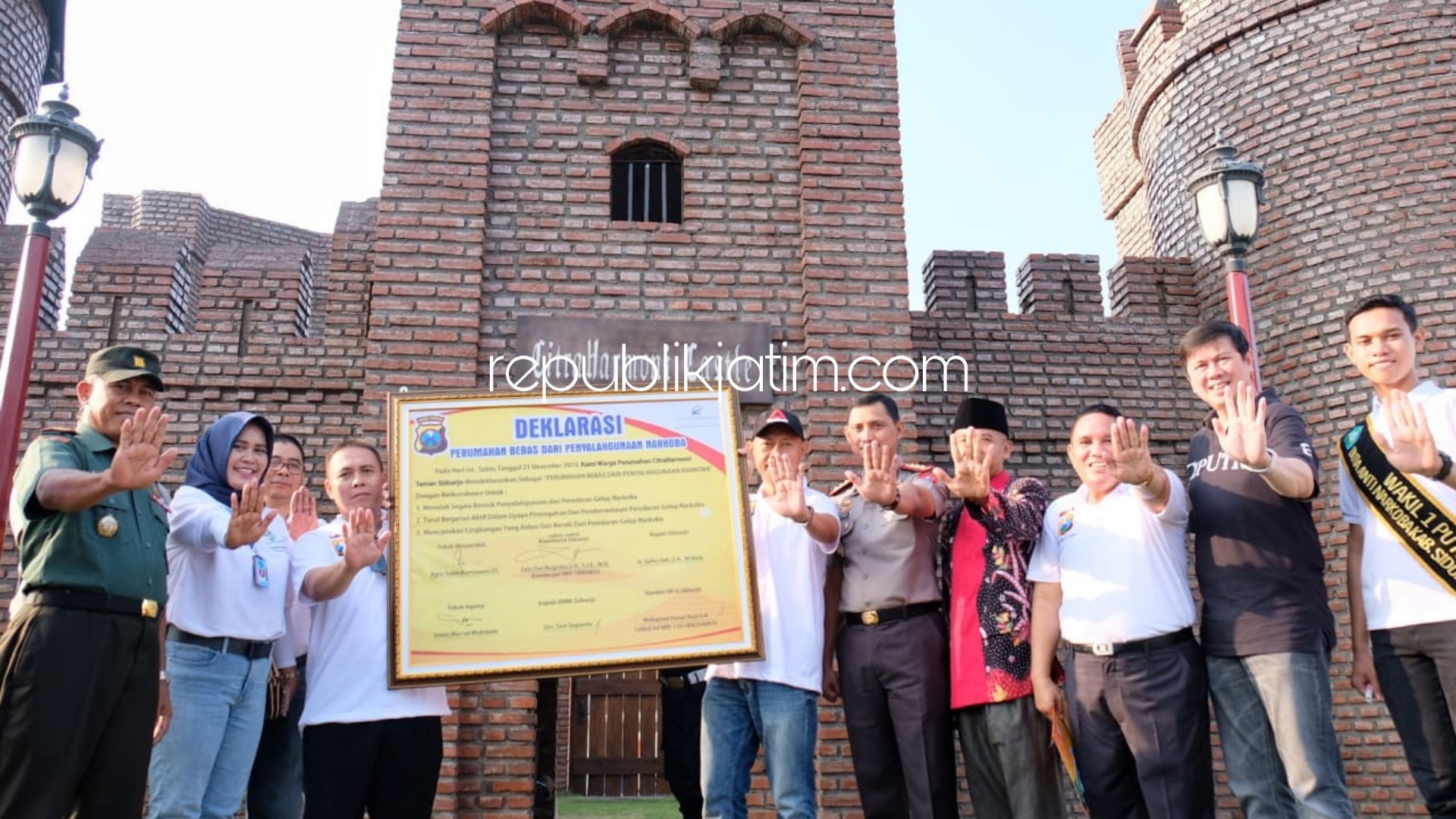 DEKLARASI - Kapolresta Sidoarjo, Kombes Pol Zain Dwi Nugroho memimpin deklarasi Perumahan Citra Harmoni, Desa Trosobo, Kecamatan Taman, Sidoarjo sebagai Perumahan Bebas Penyalahgunaan Narkoba, Sabtu (21/12/2019).