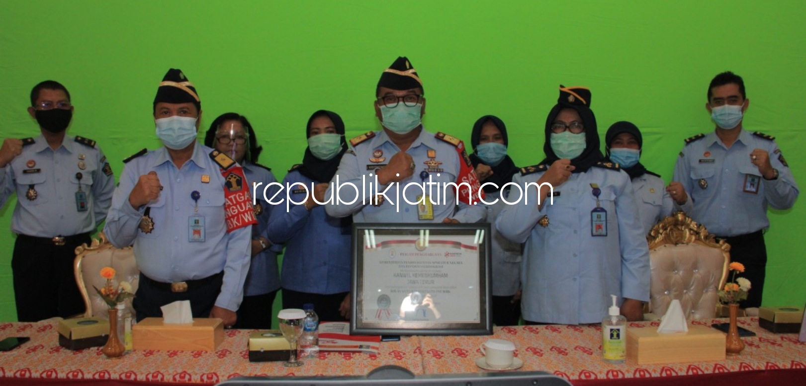 WBK - Kakanwil Kemenkumham Jatim, Krismono beserta 8 UPT raih predikat WBK dan WBBM, Senin (21/12/2020). 