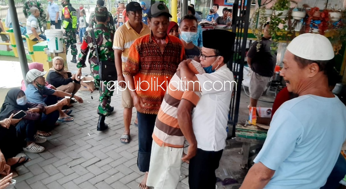 MENANG - Para pendukung dan Timses Cakades nomor urut 02, Kunadi yang menang bersalaman dan menangis sebagai rasa syukur dan terharu atas kemenangan di rumah Cakades Dusun Jrebeng Desa Sidomulyo, Kecamatan Krian, Sidoarjo, Minggu (20/12/2020) sore.