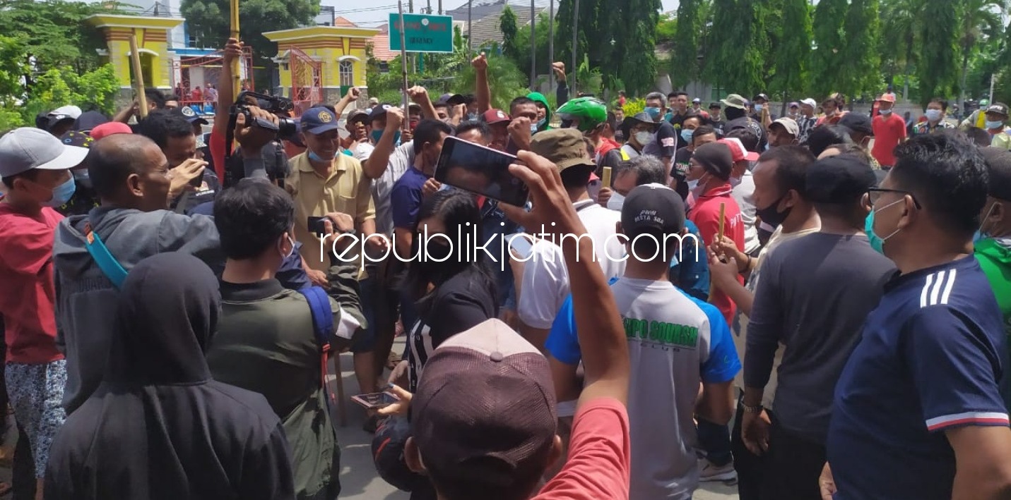 HADANG - Ratusan warga Desa Kemiri, Kecamatan/Kabupaten Sidoarjo siap menghadang petugas eksekusi dari Pengadilan Negeri Sidoarjo dengan memblokade jalan masuk serta membawa tongkat, bambu dan lainnya, Selasa (22/12/2020).
