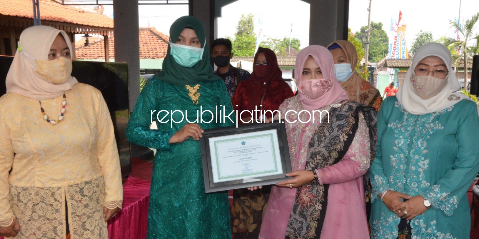 HARI IBU - Dinas P3A KB Pemkab Sidoarjo menggelar peringatan Hari Ibu ke 92 di Kampung KB di Kantor Desa Wilayut, Kecamatan Sukodono, Sidoarjo, Selasa (22/12/2020). 