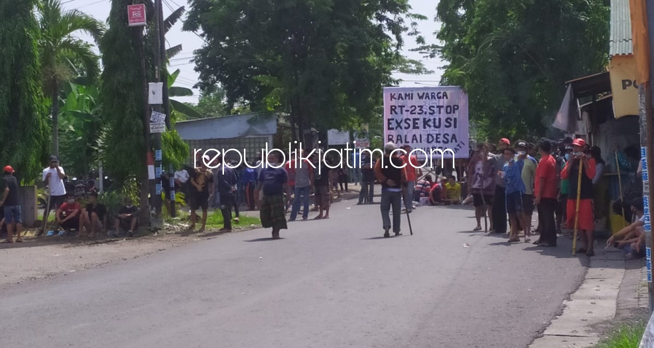 TOLAK EKSEKUSI - Ratusan warga Desa Kemiri, Kecamatan/Kabupaten Sidoarjo menolak rencana eksekusi Balai Desa dan lahan TKD seluas 10.000 hektar yang dimenangkan penggugat, Selasa (22/12/2020).