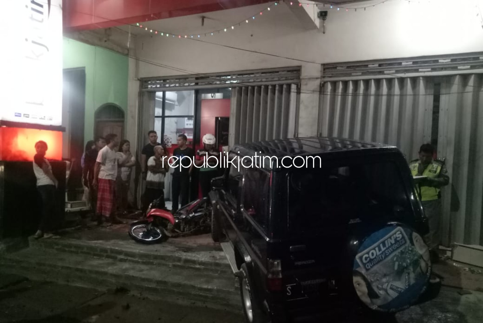 TABRAK - Dua korban tewas dan tiga terluka usai ditabrak mobil Daihatsu Ferosa di JK Raya Bhayangkari Desa Juwetkenongo, Kecamatan Porong, Sidoarjo, Sabtu (21/12/2019) malam.