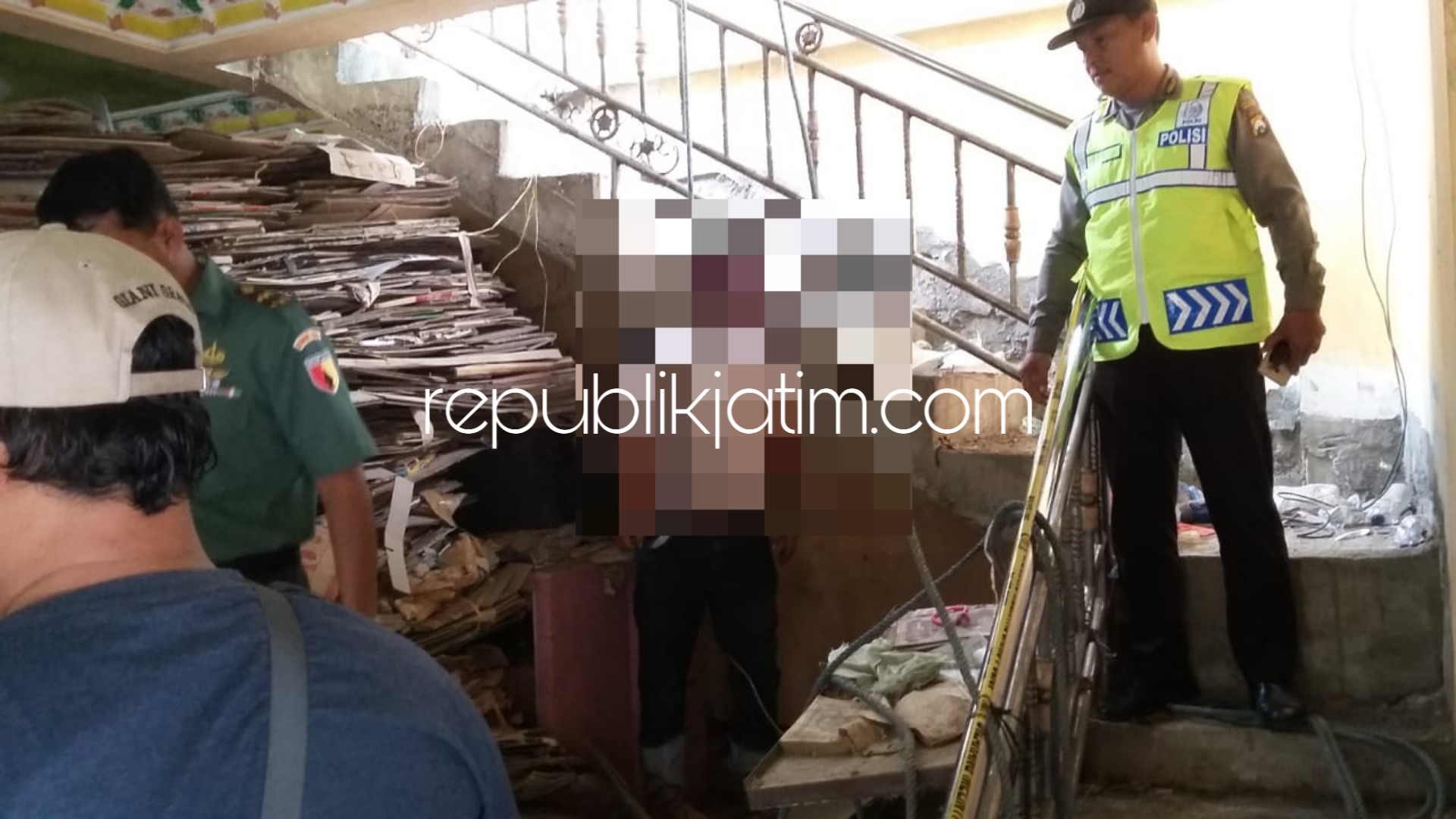 TEWAS - Nasir (29 ) warga Dusun Mantup, Desa Ngasinan, Kecamatan Jetis, Ponorogo ditemukan tewas gantung diri di tangga rumahnya, Sabtu (22/12/2018).