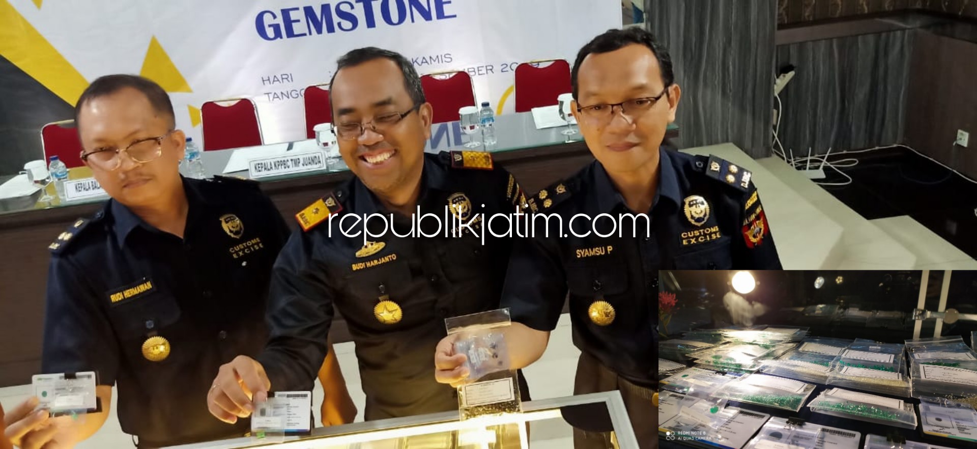 DILELANG - Penyelundupkan 24 bungkus Gem Stone berupa Emerald, Berlian, dan Berlian Hitam yang dibawa menumpang pesawat Air Asia QZ-321, MMS warga India senilai Rp 1,59 miliar dilelang KPPBC Tipe Madya Pabean Juanda, Senin (23/12/2019).