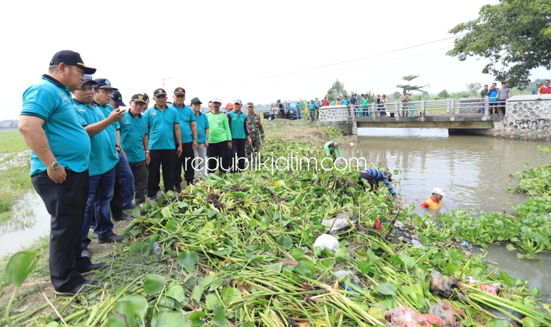 BERSIHKAN SUNGAI - Bupati Sidoarjo, Saiful Ilah mengecek kegiatan bersih-bersih sungai di Desa Segodobancang, Kecamatan Tarik, Sidoarjo, Minggu (22/12/2019). 