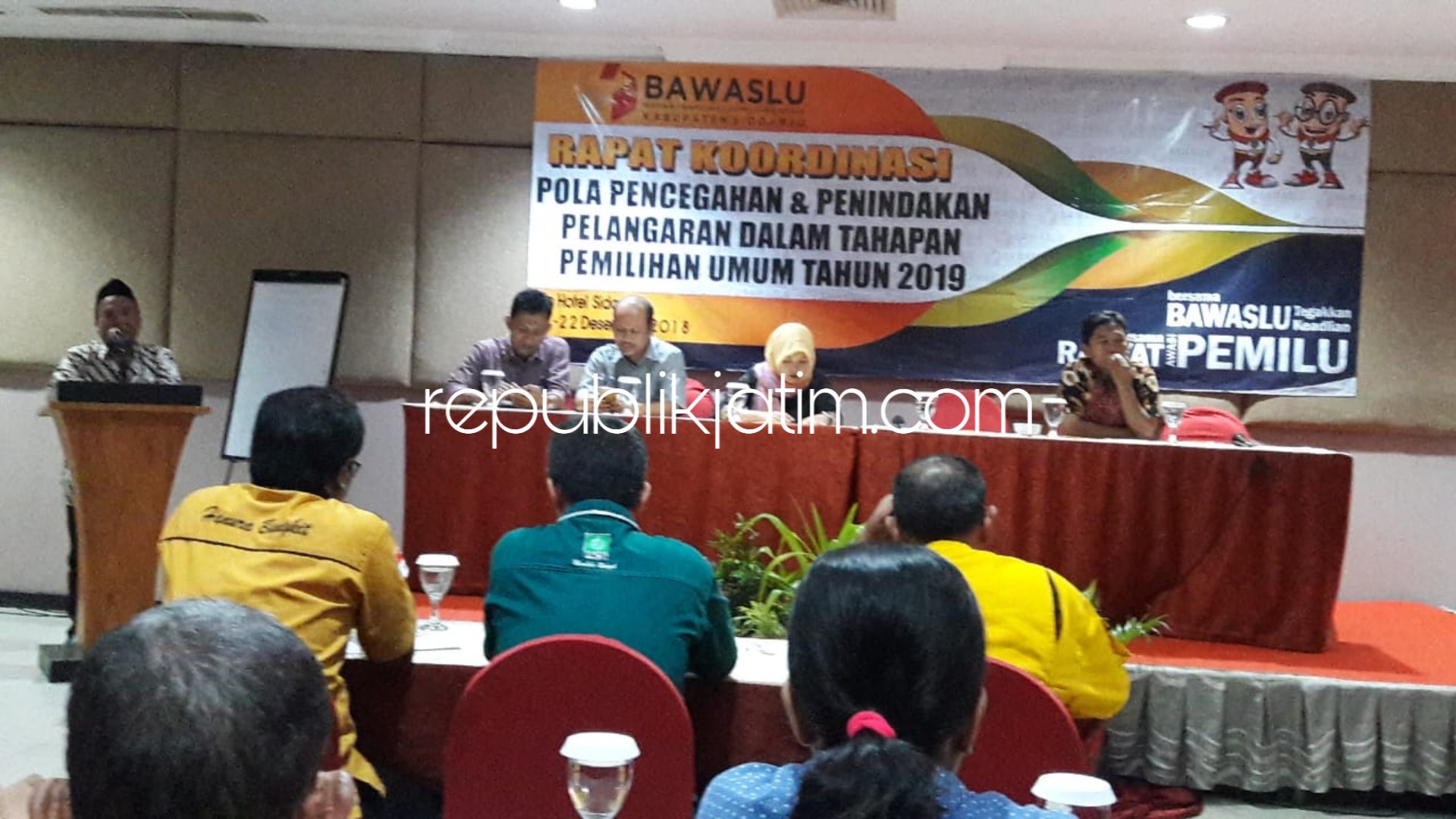 RAKOR - Bawaslu Sidoarjo menggelar rapat koordinasi (Rakor) pola pencegahan dan penindakan pelanggaran Pemilu 2019 di ruang Jupiter, Hotel Sun City Sidoarjo, Jumat (21/12/2018) sore.