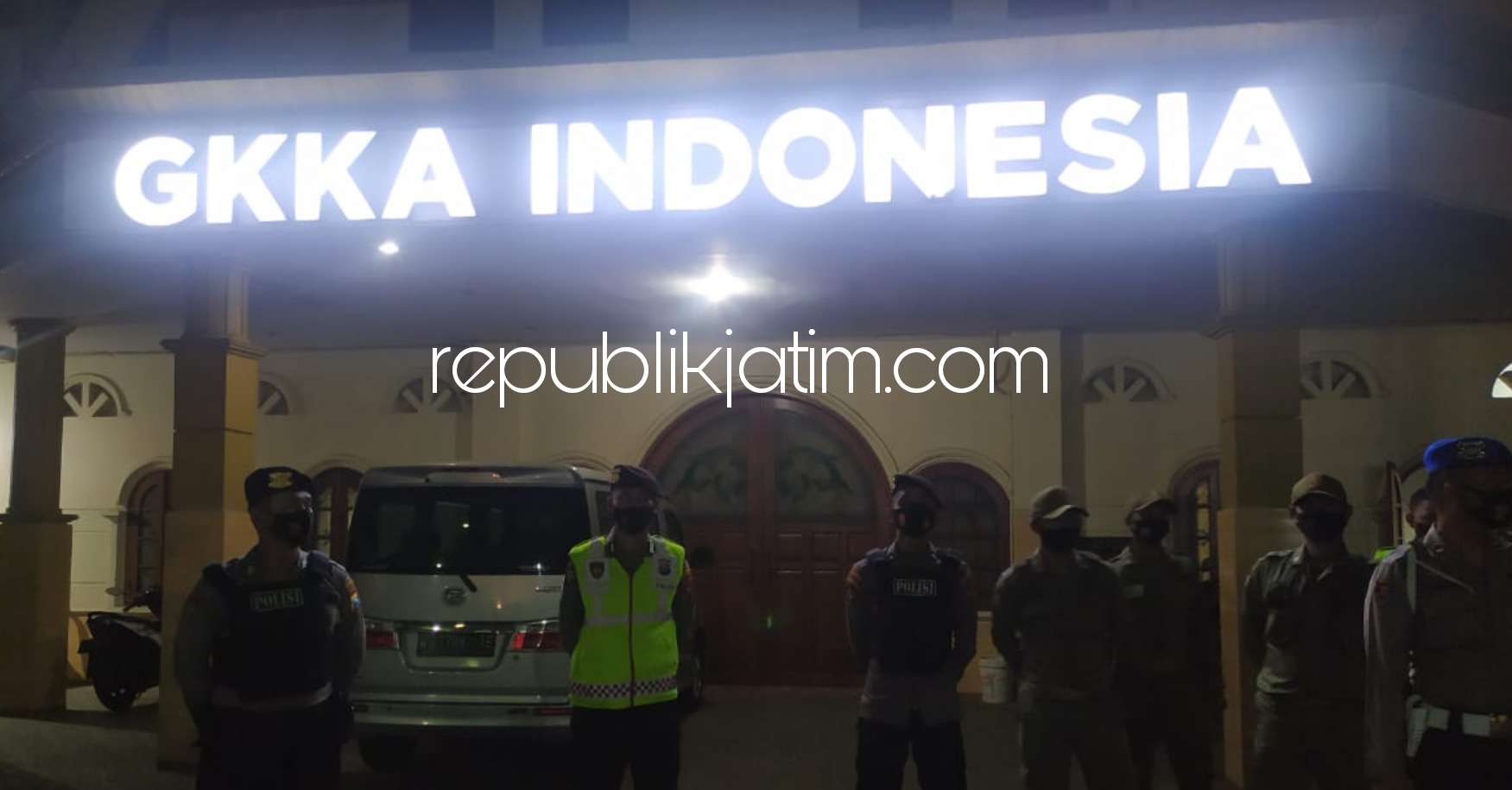 PATROLI - Menjelang Hari Raya Natal 2020, personel gabungan Polri, TNI dan Satpol PP menggelar patroli gabungan di berbagai wilayah Sidoarjo termasuk mengecek pengamanan sejumlah gereja, Rabu (23/12/2020) malam.