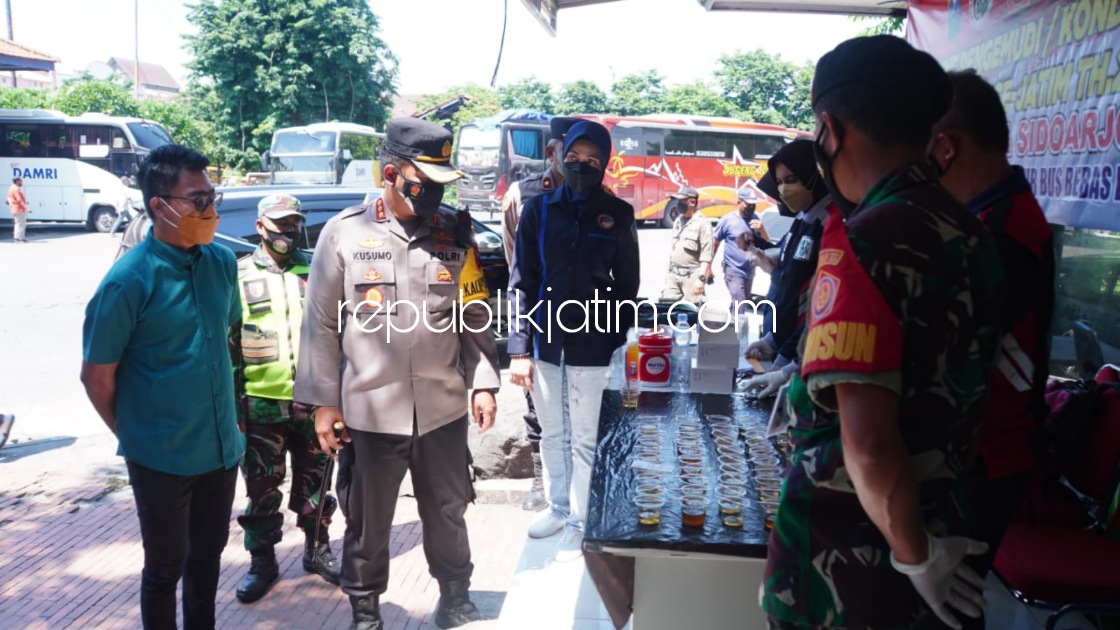 TES URINE - Satuan Reserse Narkoba Polresta Sidoarjo bersama Sie Dokkes Polresta Sidoarjo menggelar tes urine puluhan sopir dan kondektur bus di Terminal Purabaya, Bungurasih, Kecamatan Waru, Sidoarjo dengan hasil satu positif, Jumat (24/12/2021).