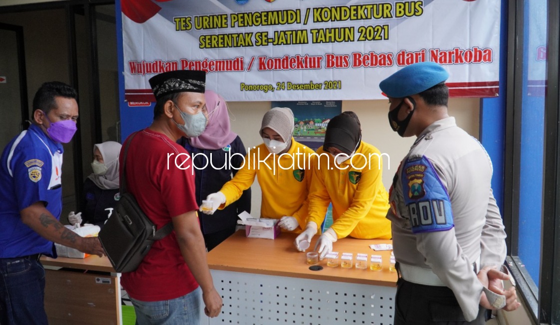 TES URINE - Sekitar 31 sopir bus dan kondektur serta kenek bus mengikuti tes urine tim Satreskoba Polres Ponorogo di Terminal Seloaji, Jumat (24/12/2021). 
