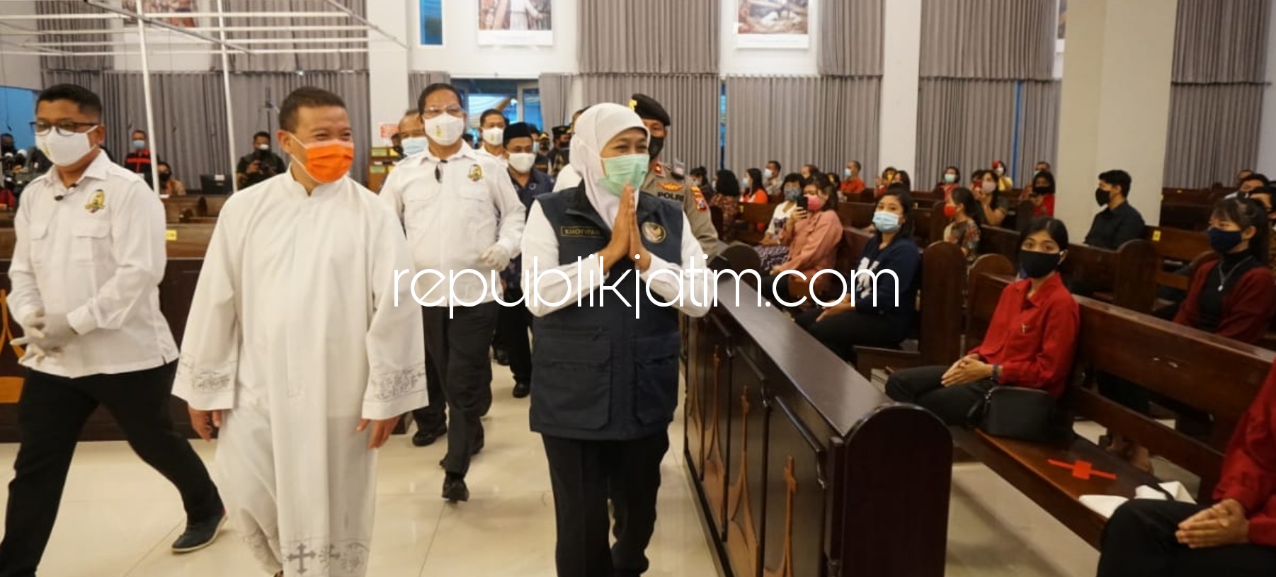 CEK - Gubernur Jatim Khofifah Indar Parawansa mengecek protokol kesehataan dan Misa Natal 2020 dengan Wagub Emil Dardak, Kapolda Irjen Pol Nico Afinta dan Pangdam V/Brawijaya Mayjen TNI Suharyanto di Gereja Paroki Santa Maria Sidoarjo, Kamis (24/12/2020).