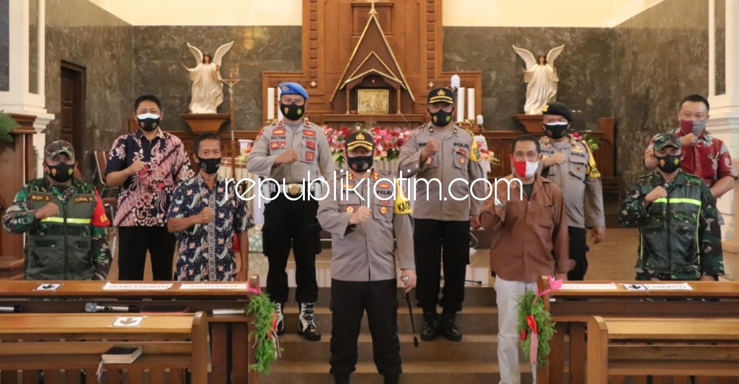 PATROLI - Kapolres Mochamad Nur Azis bersama rombongan mendatangi sejumlah gereja di Ponorogo, Jumat (25/12/2020).