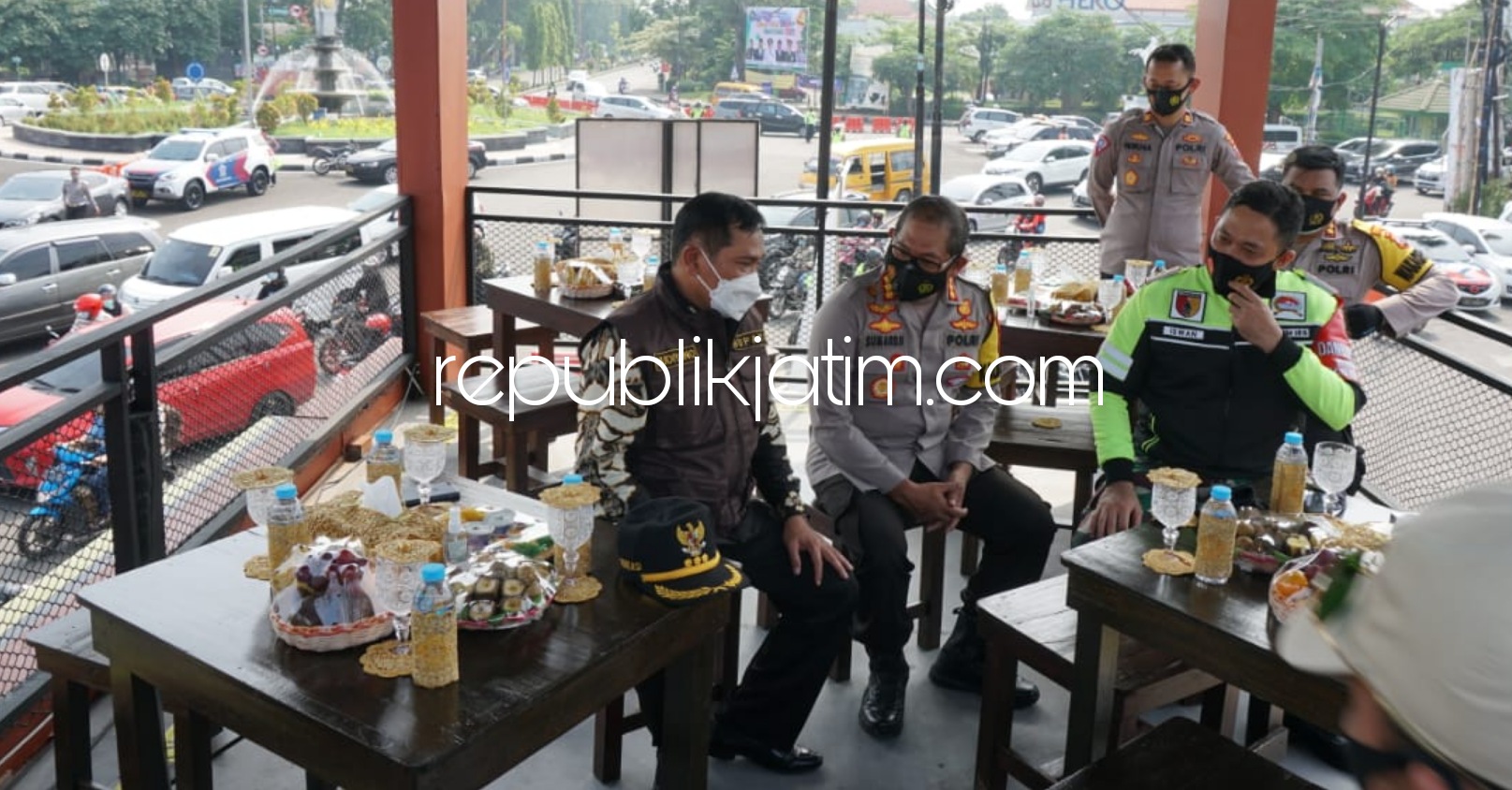 CAFE - Untuk memberi pelayanan kepada pengendara selama libur Natal 2020 dan Tahun Baru 2021, Satuan Lantas Polresta Sidoarjo menghadirkan Pos Pelayanan berkonsep unik layaknya cafe milenial di Bundaran Taman Pinang Indah (TPI), Jumat (25/12/2020).