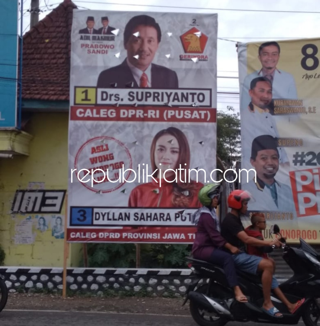 SPANDUK - Salah satu spanduk almarhum Dyllan Sahara Puteri yang mencalonkan diri jadi Caleg DPRD Propinsi Jatim menghiasi pinggiran JL Raya Ponorogo - Pacitan, Selasa (25/12/2018).