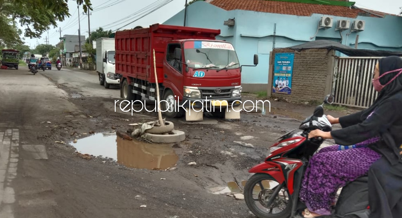 RUSAK - Kondisi JL Raya Becirongengor, Kecamatan Wonoayu, Sidoarjo tepatnya di depan MI Bahrul Ulum rusak parah berat sepanjang 200 meter dipenuhi kubangan dan aspal banyak mengelupas, Jumat (25/12/2020).