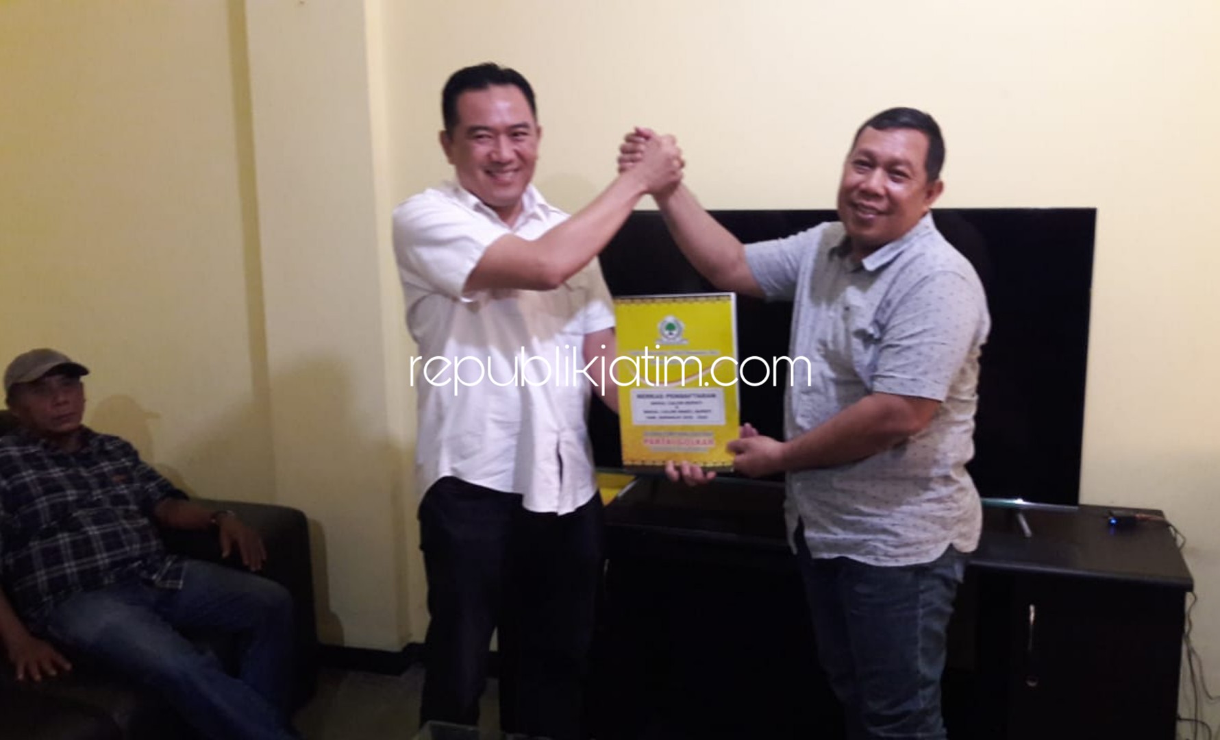 FORMULIR - Mantan Ketua Komisi A DPRD Sidoarjo, M Taufiqulbar menyerahkan formulir pendaftaran Bacawabup Sidoarjo ke Ketua DPD Golkar Sidoarjo, Warih Andono di kantor DPD Golkar, Kamis (26/12/2019).