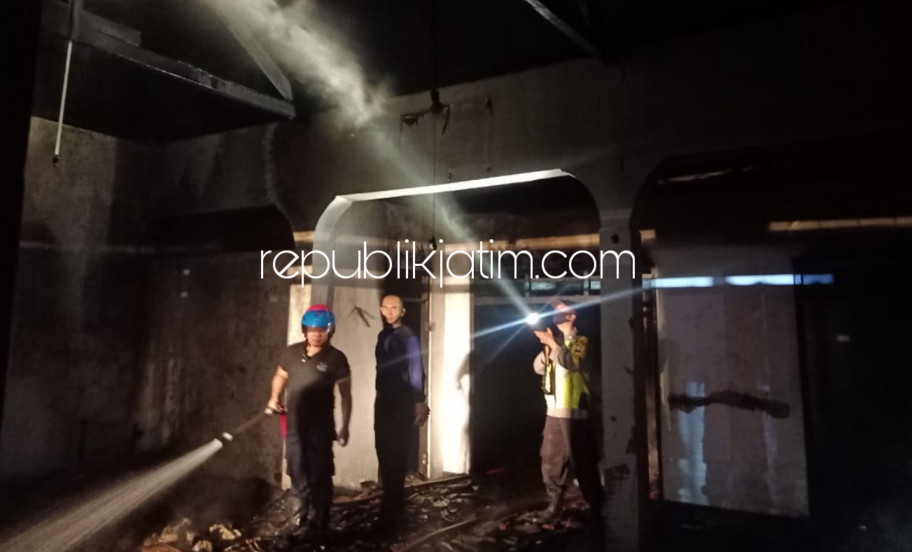 TERBAKAR - Rumah Mbah Benu warga Dusun Sekedung, Desa Singkil, Kecamatan Balong ludes terbakar diduga karena korsleting listrik di kamar depan, Sabtu (26/12/2020) dini hari.