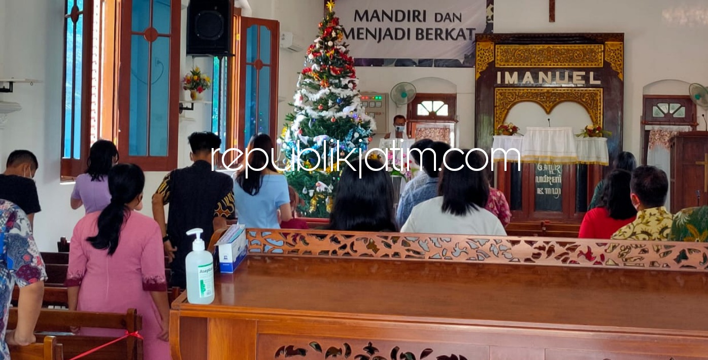 AMAN - Pelaksanaan Misa Malam Natal 2020 di sejumlah gereja di Sidoarjo berlangsung aman dan lancar dengan penjagaan ekstra ketat dari aparat keamanan gabungan, Minggu (27/12/2020).