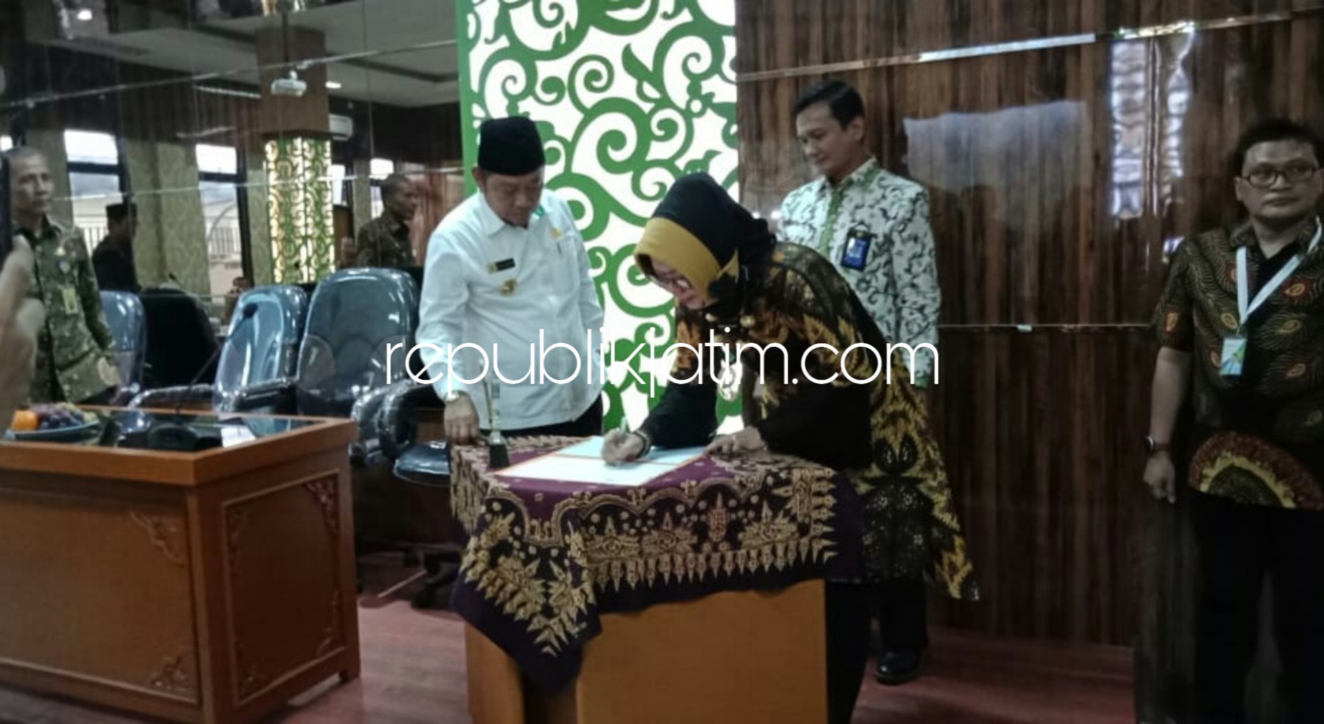 PEMBINAAN - Kepala Disperindag Pemkab Sidoarjo, Fenny Apridawati menandatangani MoU dengan Dekan Fakultas Ekonomi, Unesa untuk mendirikan Sekolah Pasar bagi pengelolah dan pedagang Pasar di Sidoarjo, Kamis (27/12/2018).